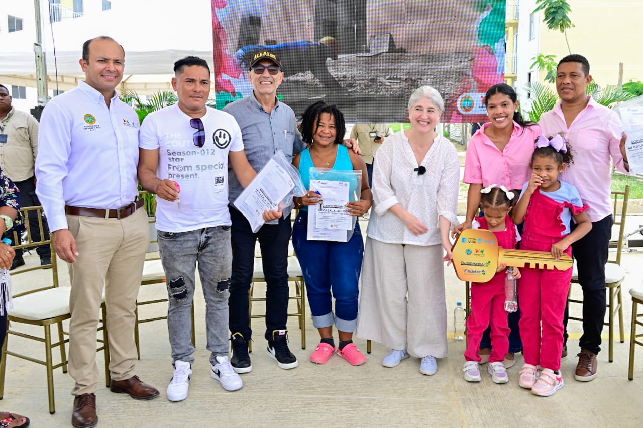 Alcalde William Dau entrega más de 100 viviendas a familias beneficiarias del proyecto Ciudadela de La Paz en Cartagena

